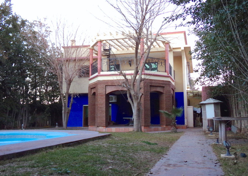 Somptueuse villa de maître avec jardin et belle piscine, Hammam beldi, des finitions de luxe, à louer meublée sur 1750 m² à Targa à 5mn du centre ville. Jawhar Targa