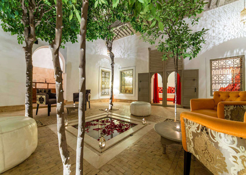 Riad de charme exploité en maison d'hôtes avec une douiria exploitée en Spa très bien situé à 5mn de la place et accessible en voiture