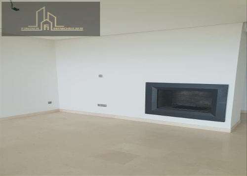 Appartement à louer au 4ème étage de 210 m2 traversant avec vue sur mer