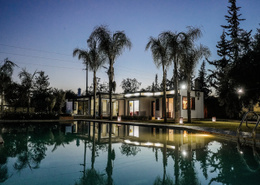 Villa d'architecte avec une jolie décoration, sur 2800 m² à louer avec piscine privative, jardin et un Hammam beldi, située à 21 km du centre de Marrakech sur la route d'ourika - Marrakech