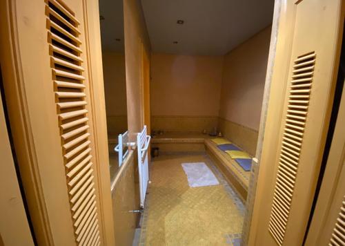 Villa - 6 pièces - 6 bathrooms for vendre in Les Ambassadeurs - Rabat