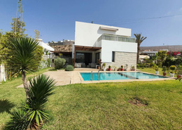 À vendre ou à louer : très jolie villa de style moderne avec beau jardin et piscine privative au sein d'une résidence sécurisée et bien entretenue, dans la très prisée Taghazouat Bay à 15mn du centre ville d'Agadir.