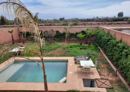 Coquette maison de campagne à louer meublée de 3 chambres avec beau jardin et piscine située à 14km du centre ville de Marrakech sur la route de l'Ourika
